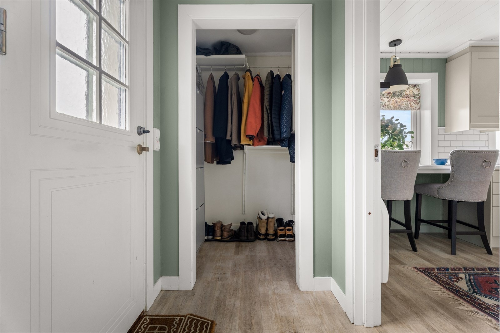 Boligen har flere praktiske boder for god lagringskapasitet. Galleribilde