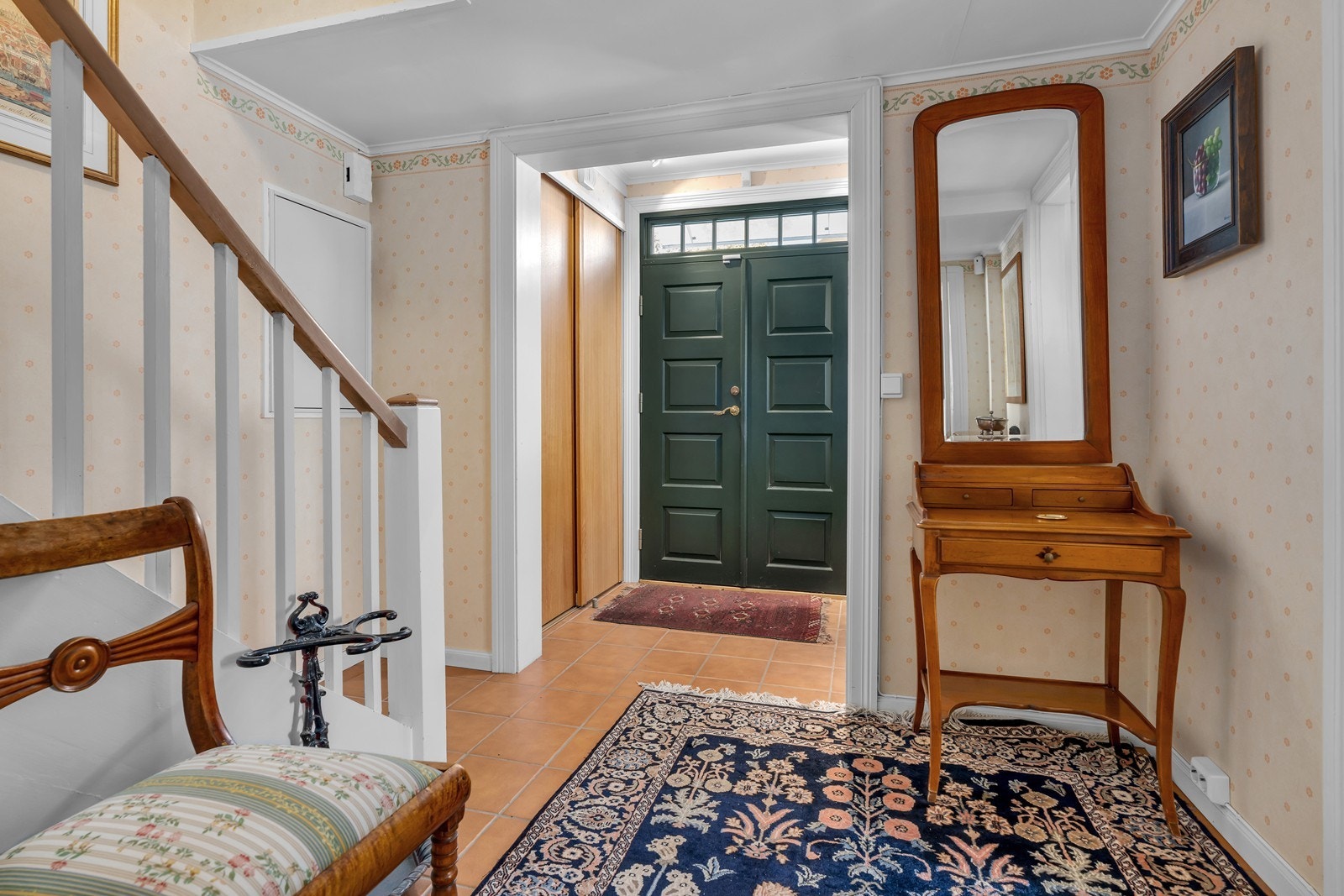 Entré med skyvedørsgarderobe som gir godt med oppbevaringsplass Galleribilde