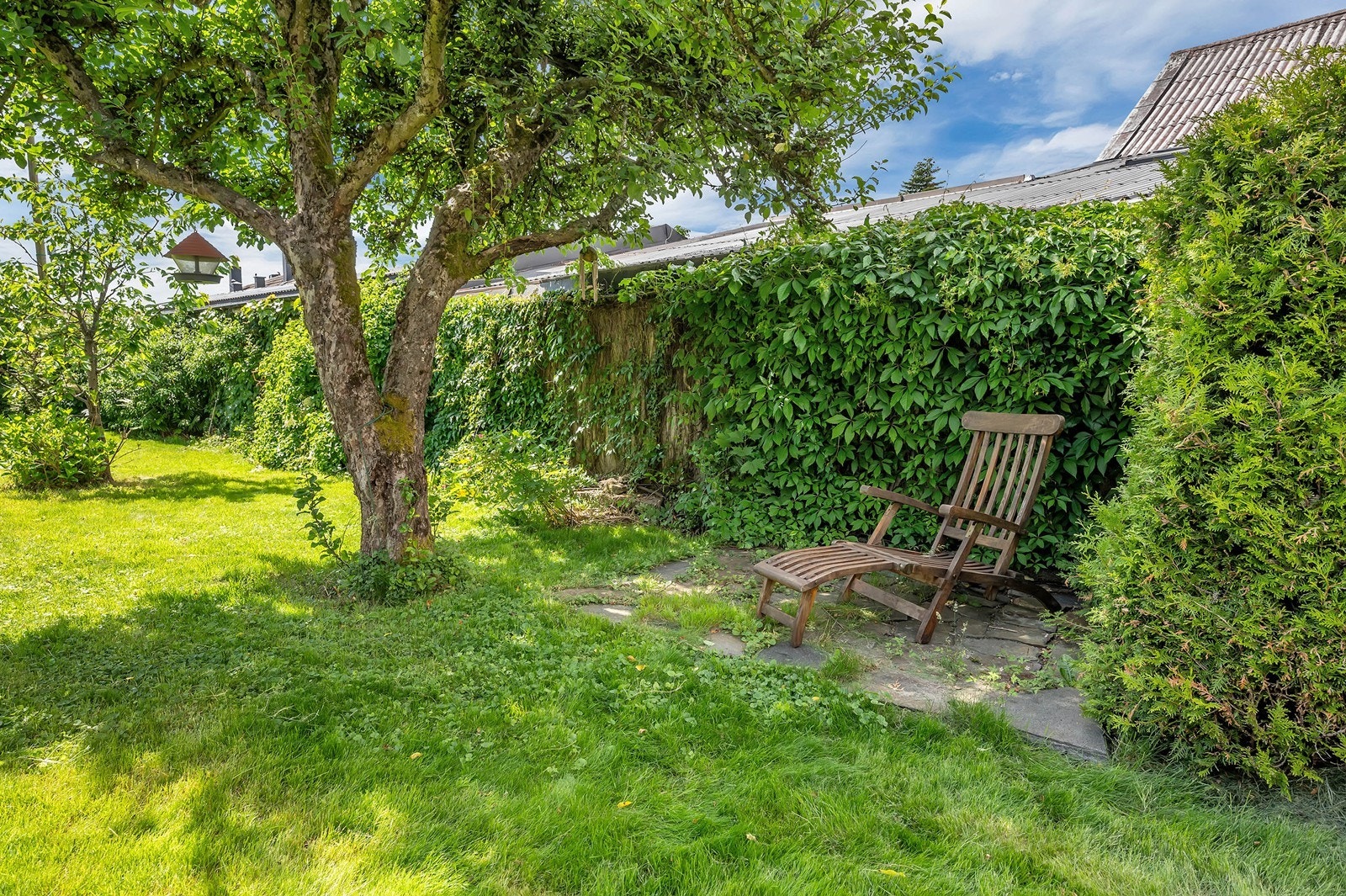 Hage med mye flott beplantning Galleribilde