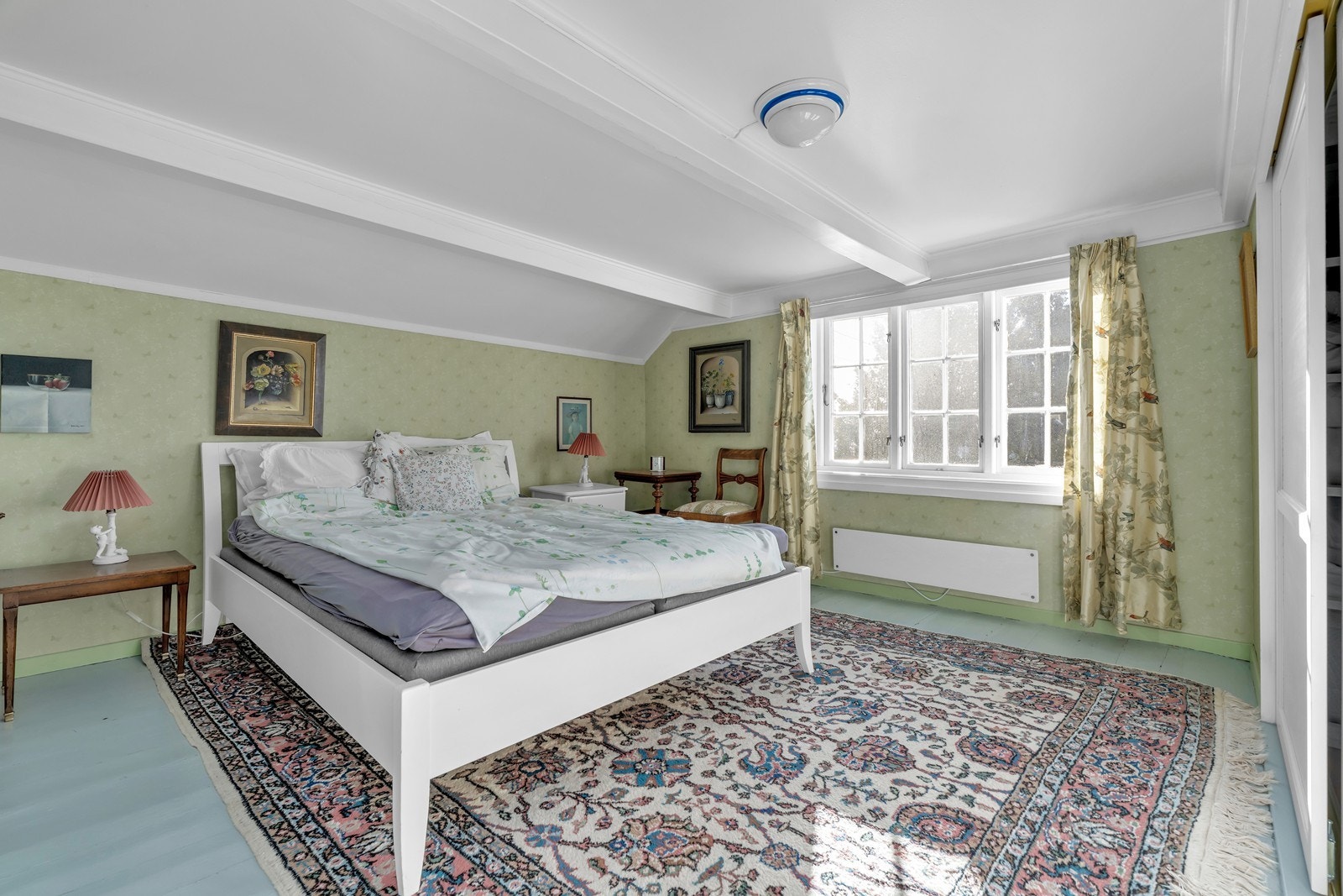 Soverom med god plass til stor seng Galleribilde