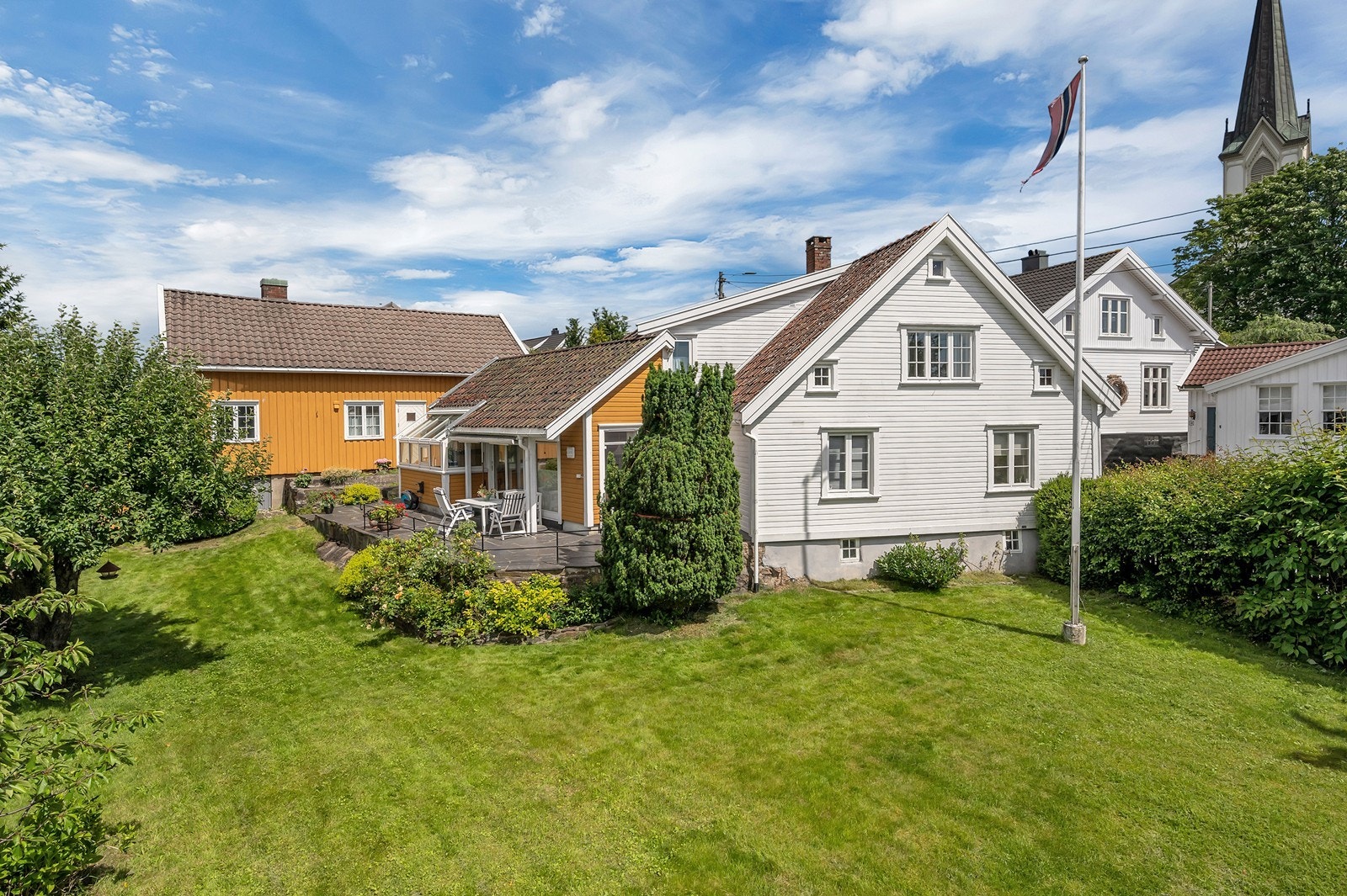 En stor og meget pent opparbeidet tomt Galleribilde