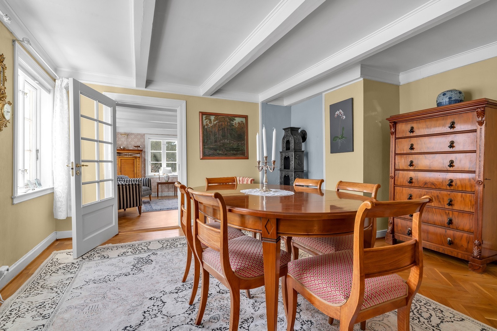 Boligen har flere stuer som gir gode muligheter for ulik innredning av rommene Galleribilde