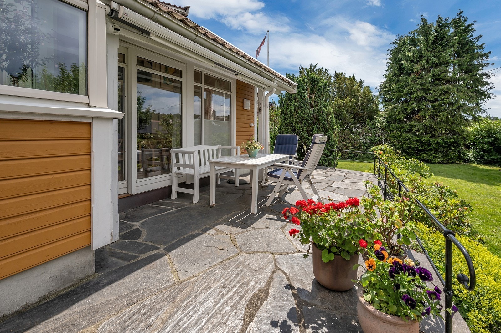 Flott skiferplatting med god plass til utemøblement Galleribilde