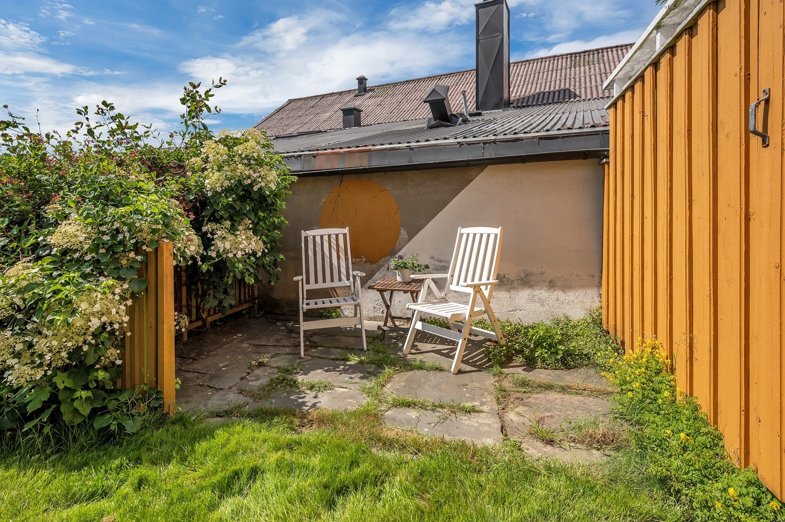 På eiendommen er det flere lune plasser Galleribilde