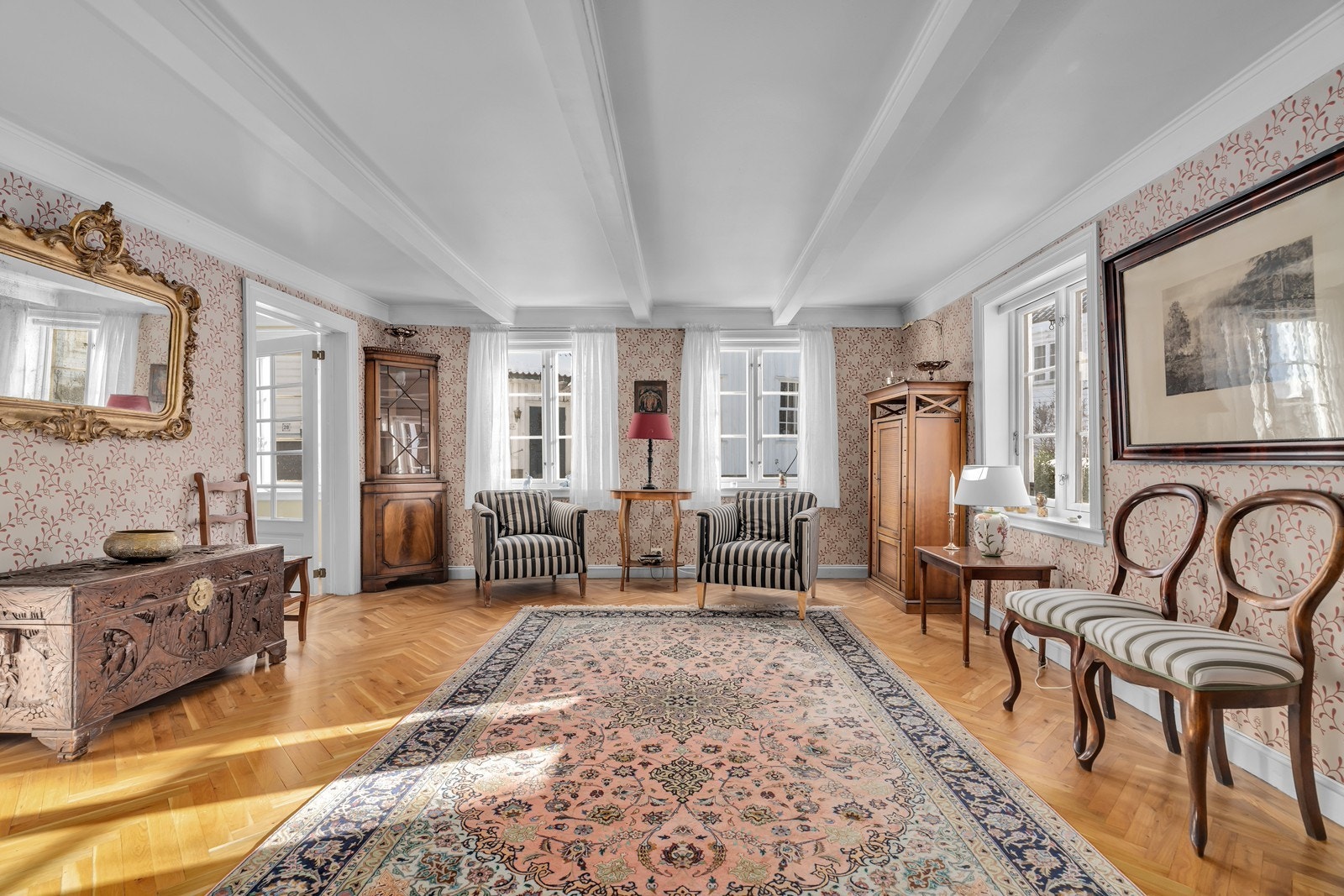 Romslig stue med god plass til sofagruppe samt tilhørende møblement Galleribilde