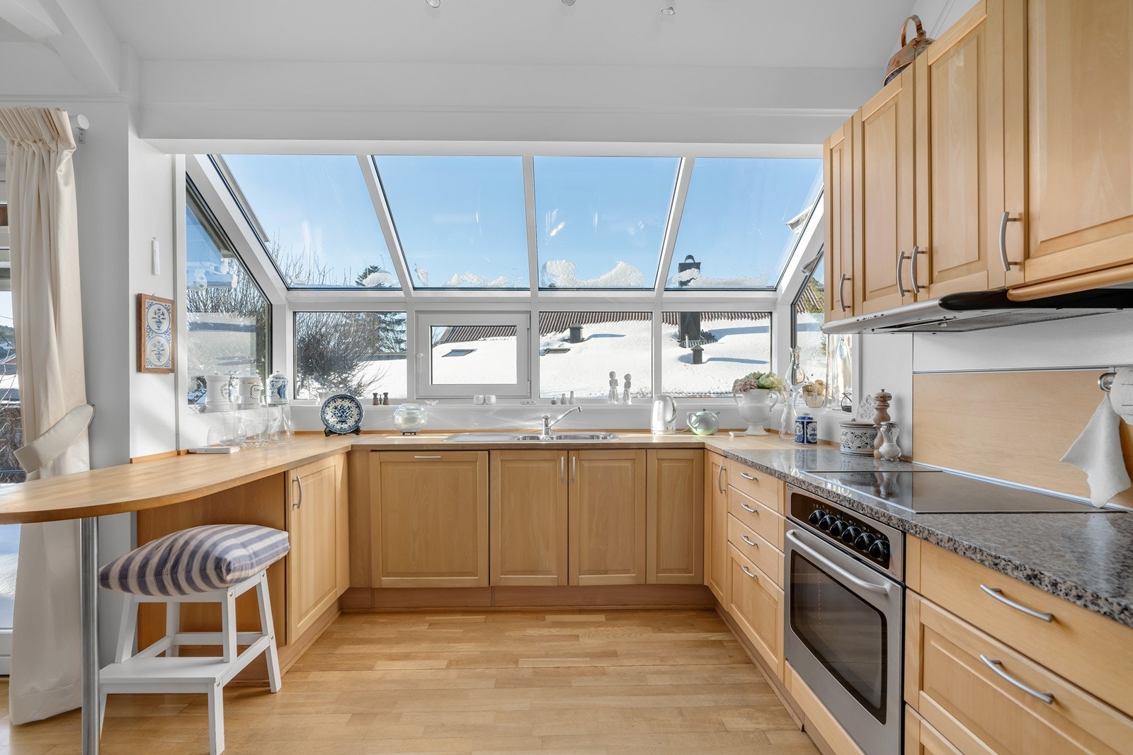 Kjøkken har flott utsyn til hagen Galleribilde