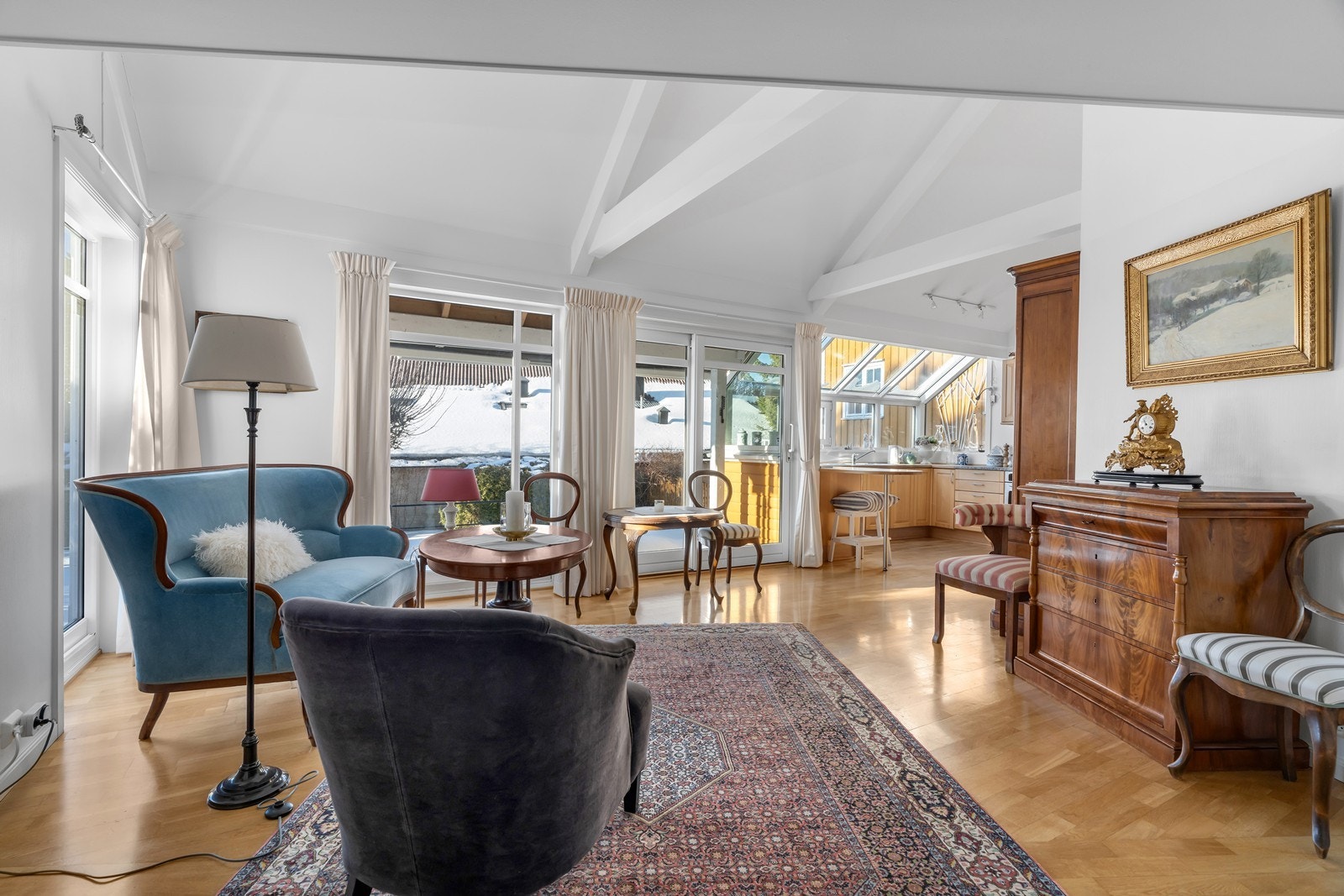 Her er det store vindusflater som gir godt med naturlig lysinnslipp og utgang til terrasse og hage Galleribilde