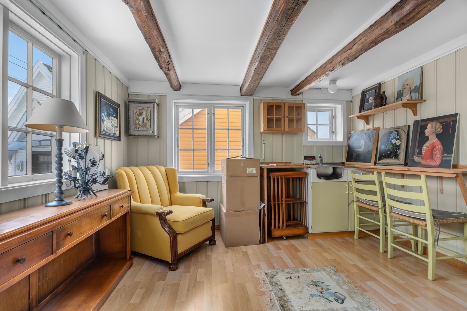 Anneks: Stue med enkel kjøkkeninnredning Galleribilde