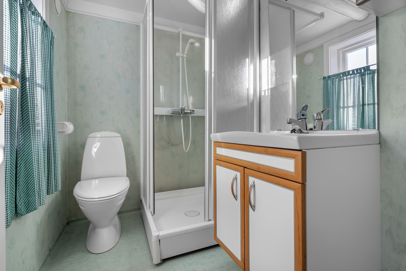 Anneks: Bad med toalett, dusjkabinett og servant med skap Galleribilde