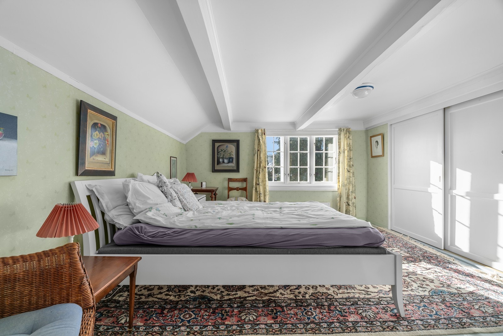 Soverommet er utstyrt med skyvedørsgarderobe Galleribilde