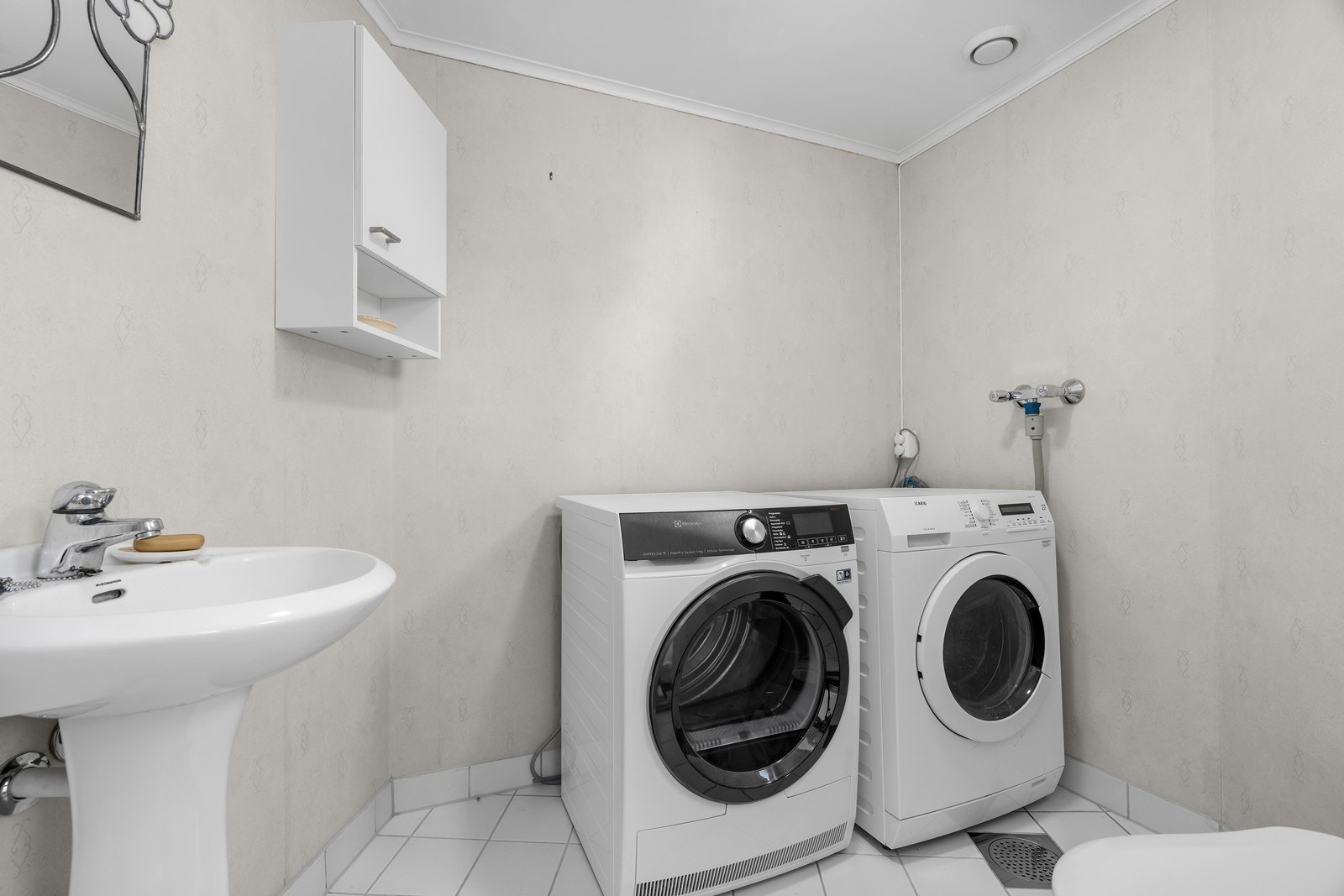 Bad/vaskerom i 1.etg utstyrt med toalett og opplegg for vaskemaskin Galleribilde