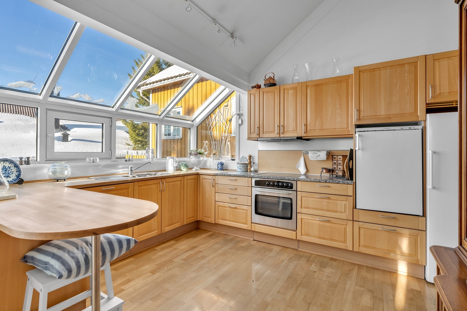 Kjøkken med mye skap- og benkeplass Galleribilde