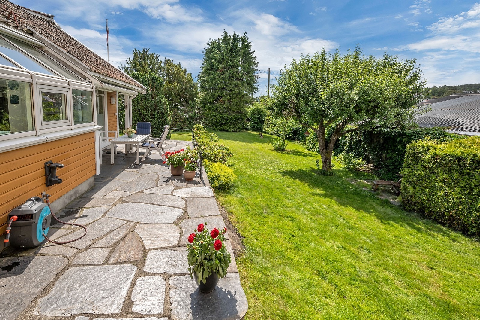 Stor hage med mye plass til lek og morro Galleribilde