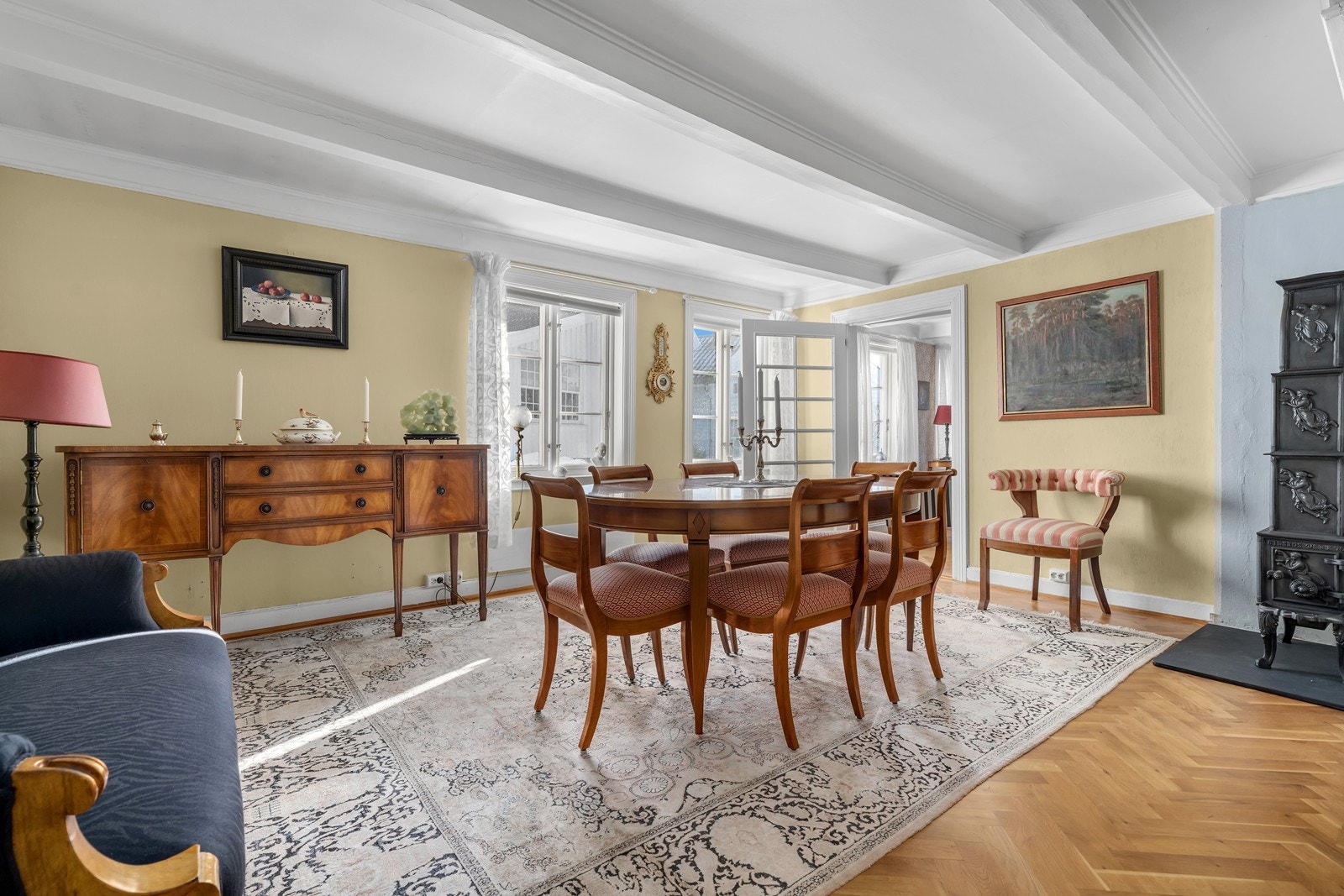 Romslig spisestue med god plass familie og venner Galleribilde