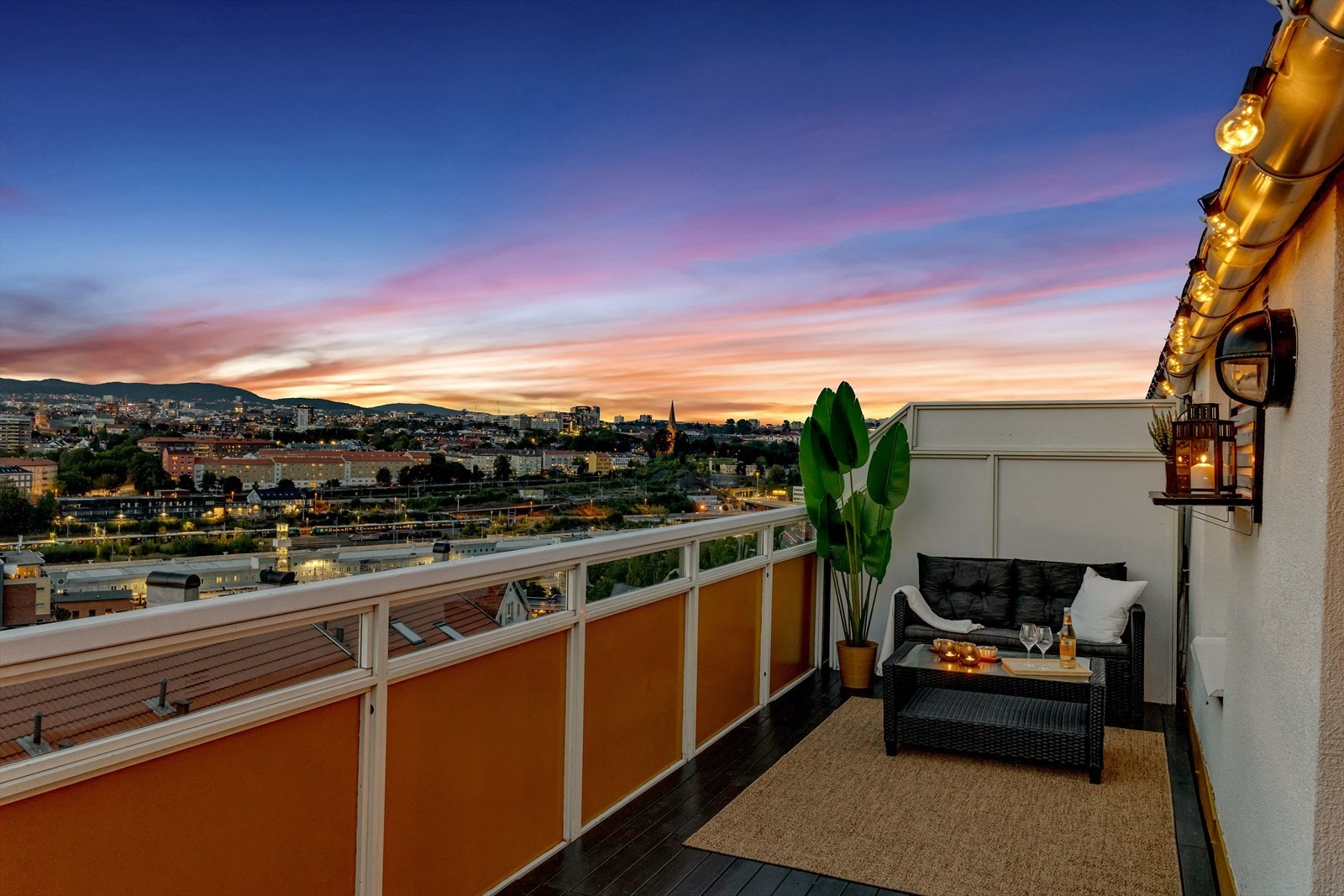 Takterrassen er på 15m² med god plass til flere sittegrupper. Galleribilde
