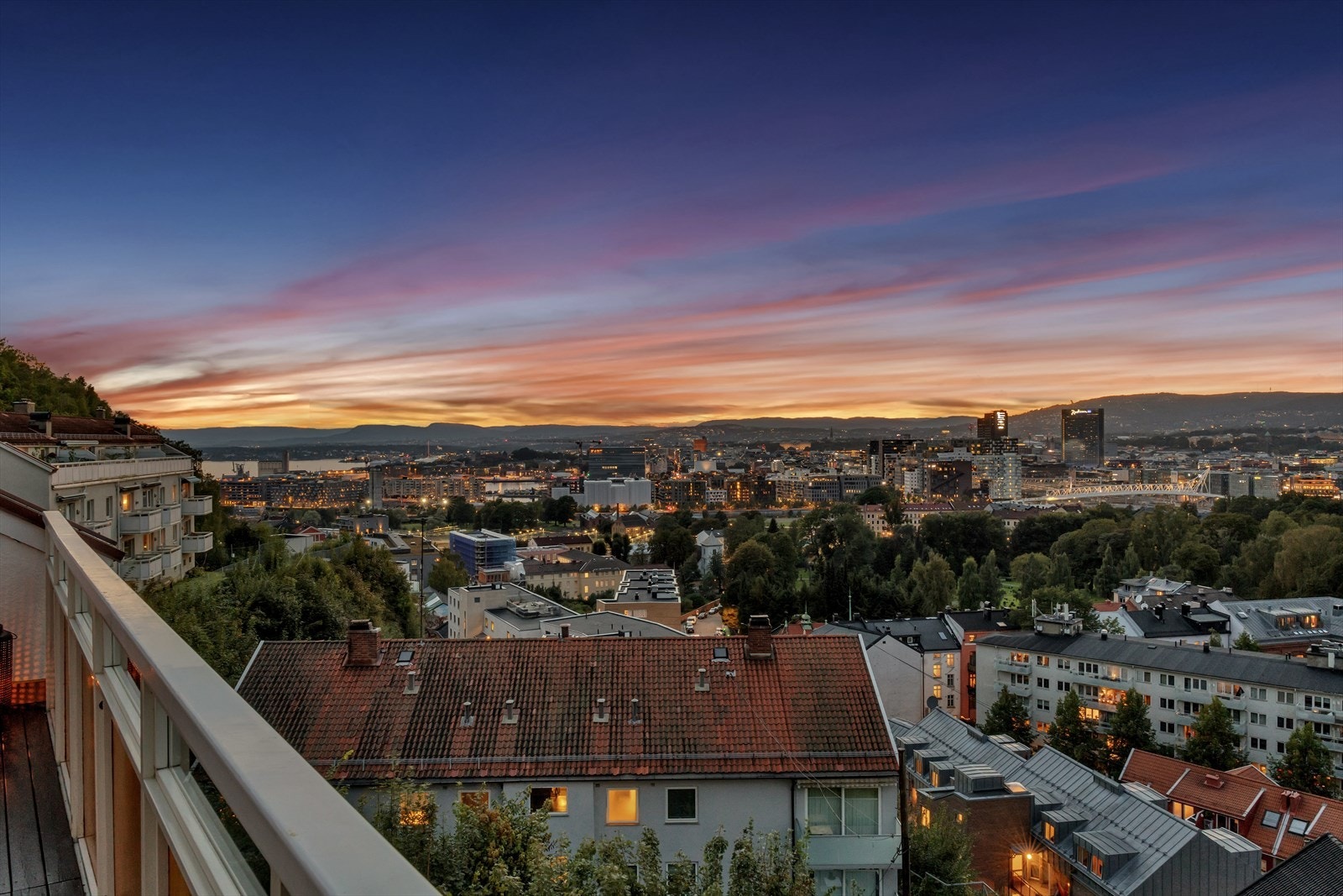 Her ser du alle de store landermerkene i Oslo; Oslofjorden, Barcode, Holmenkollen, slottet mm. Galleribilde