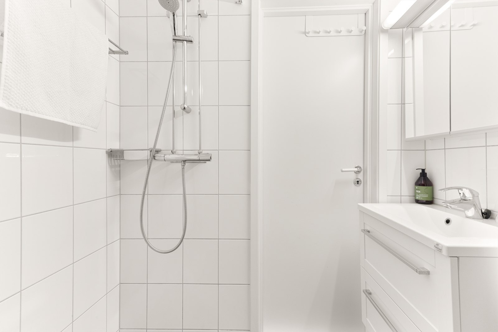 Badet er praktisk utformet og har varmekabler i gulv. Galleribilde