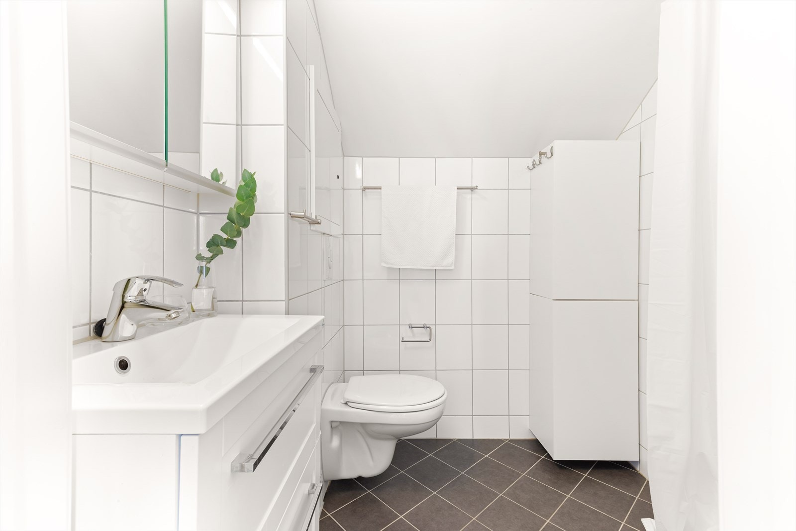 Rikelig med oppbevaringsplass på badet. Galleribilde