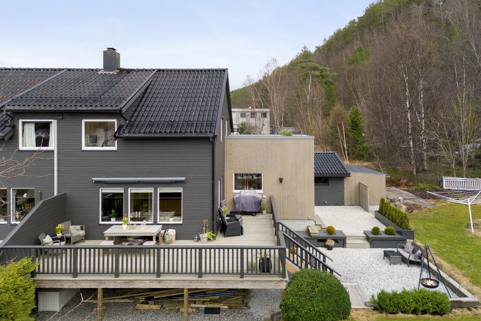 Huset er jevnlig oppgradert og modernisert, og det ble blant annet oppført nytt vindfang, skiftet bordkledning og de fleste vinduene ble byttet i 2019. Galleribilde