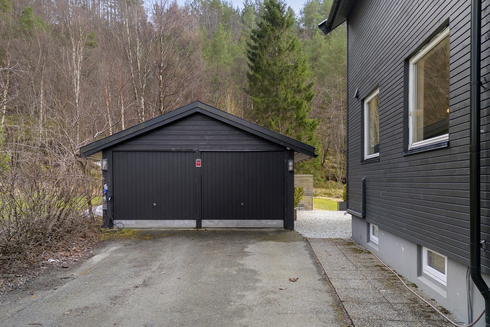 Boligen disponerer garasjen til høyre, i tillegg til én biloppstillingsplass foran garasjen. Det er gjesteparkering på nordsiden av eiendommen. Galleribilde