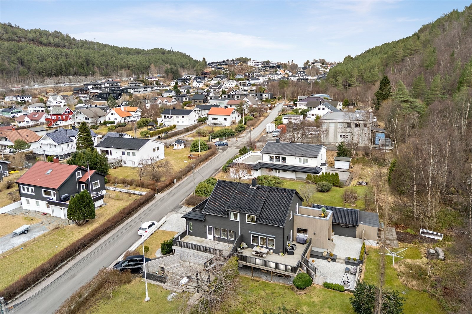 Eiendommen ligger svært fint til i et rolig og populært nabolag. Galleribilde