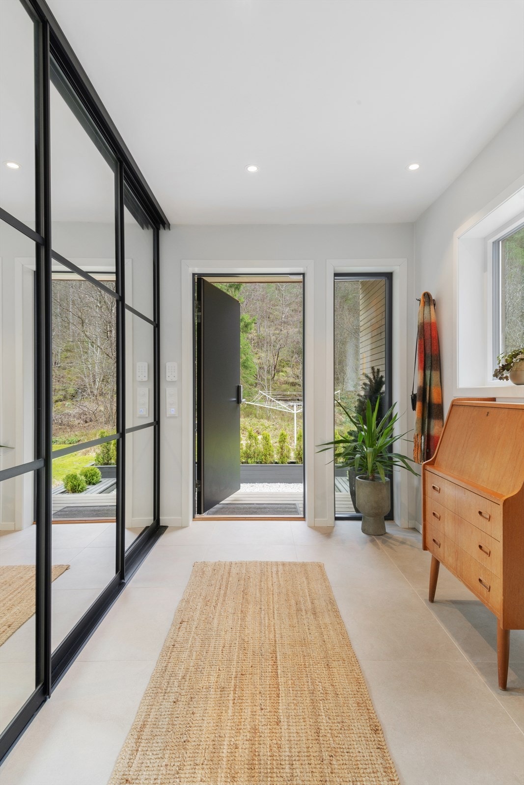 Det første som møter deg er en lys og innbydende entré med gulvvarme - Galleribilde