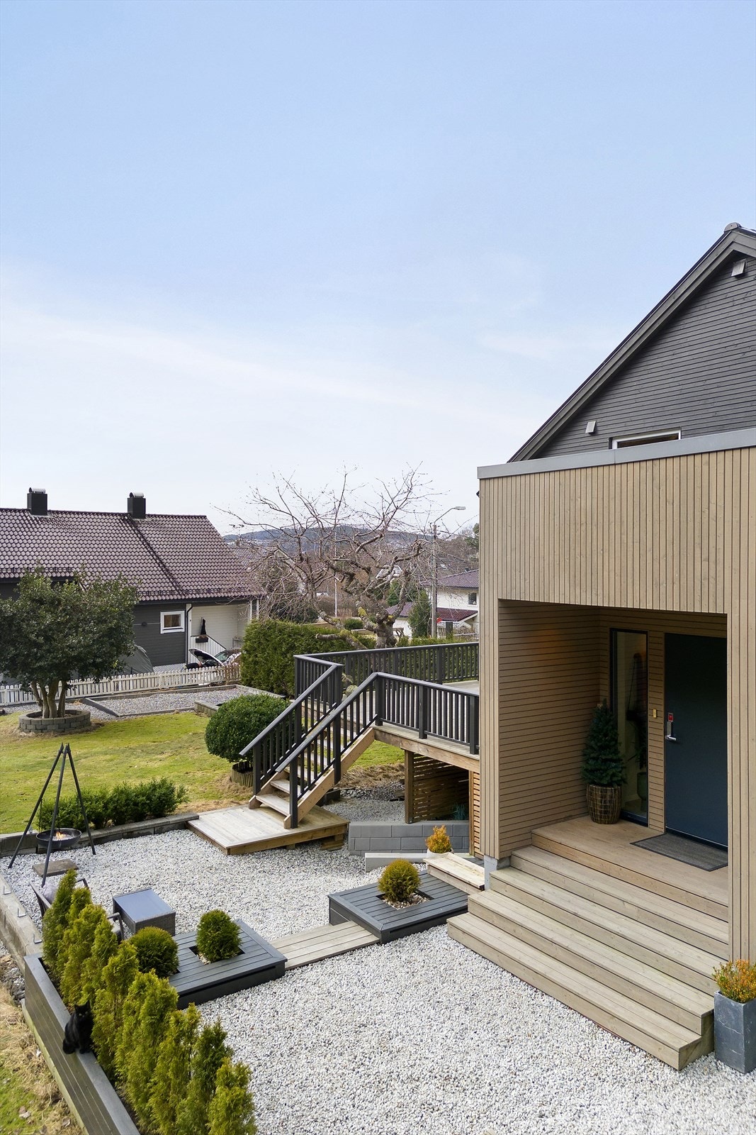 Her får du en bolig med god standard, solrike uteplasser og en pent opparbeidet hage. Galleribilde