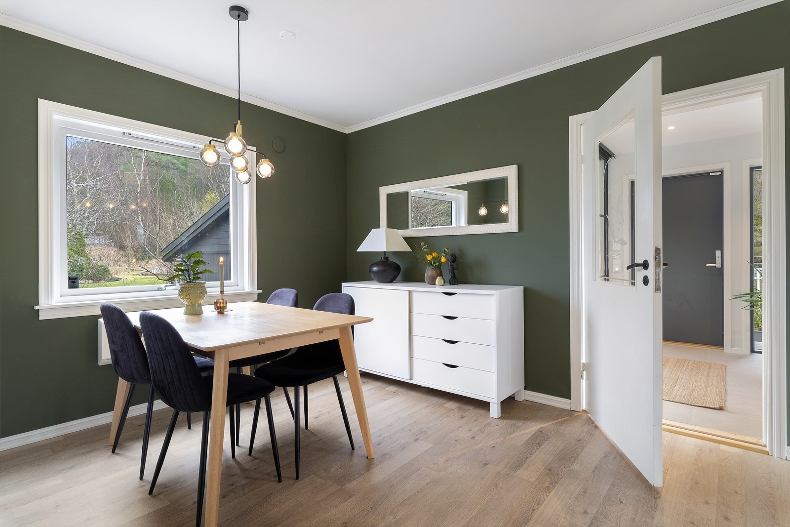 Det er også kjekt å vite at man har god plass til spisebord av ønsket størrelse - Galleribilde