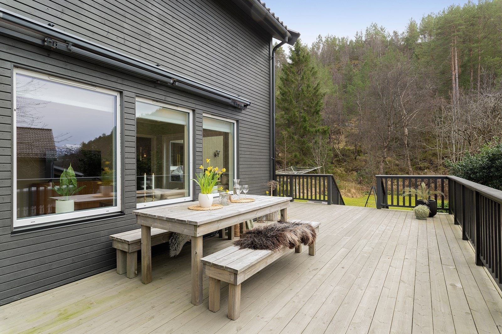 Her har man god plass til langbord av ønsket størrelse, og alt ligger til rette for mange sosiale sammenkomster med både venner og familie. Galleribilde