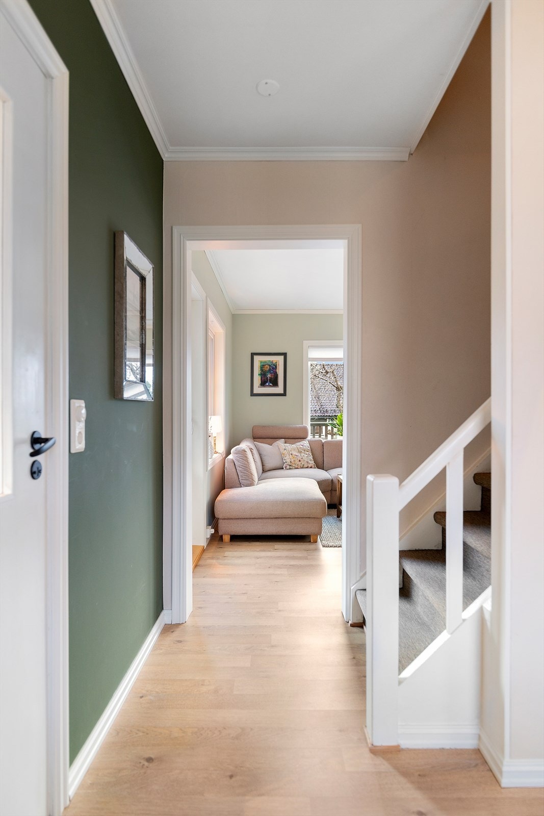 Den er gjennomgående god standard, fine overflater og moderne fargevalg. Galleribilde