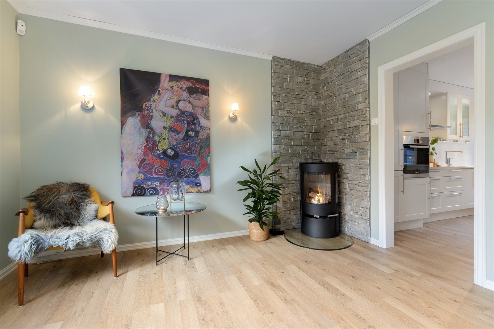 Koselig peis i hjørnet som sørger for god varme på kalde vinterdager. Galleribilde