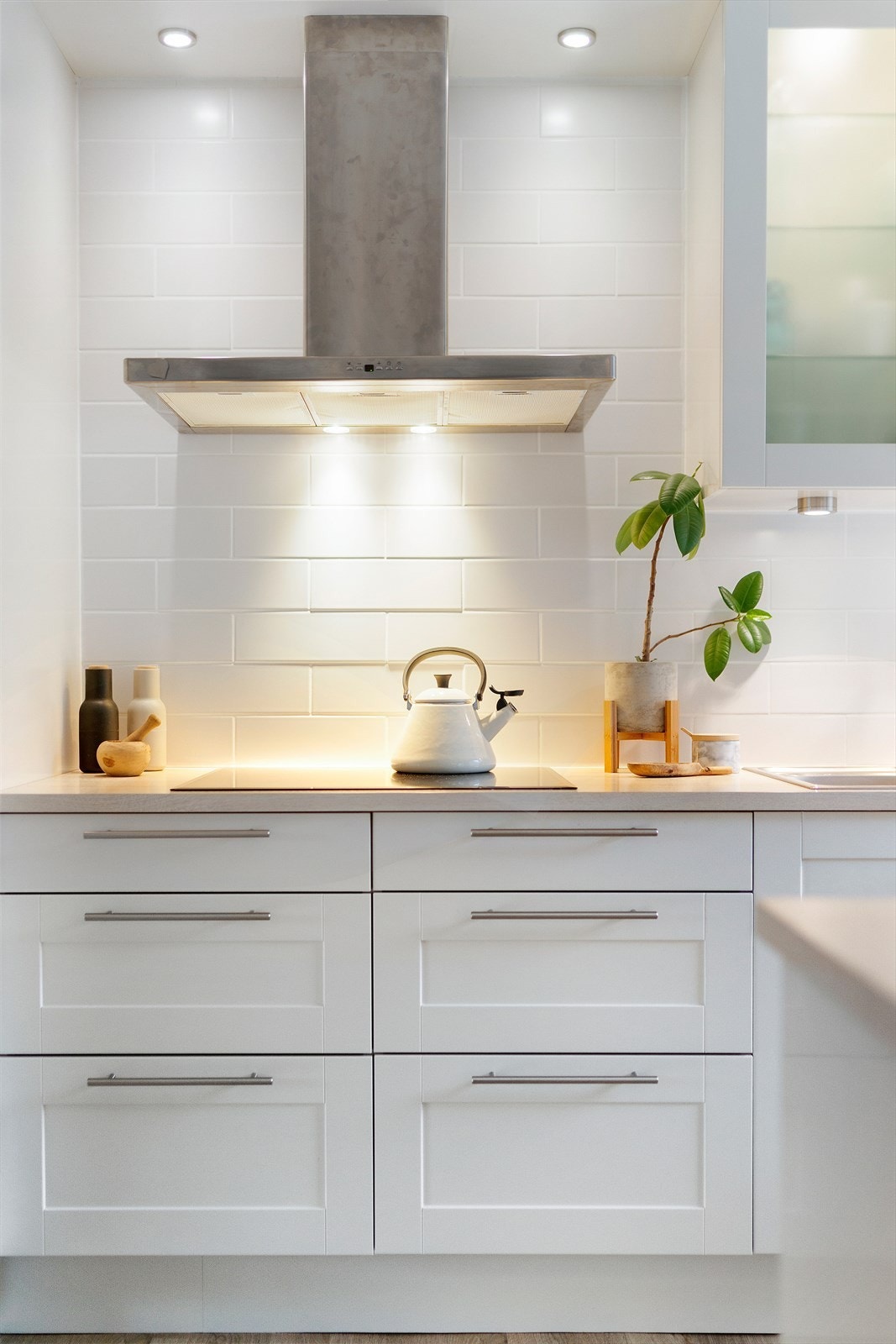 Nedfelt oppvaskkum og nedfelt koketopp med avtrekksvifte over. Galleribilde