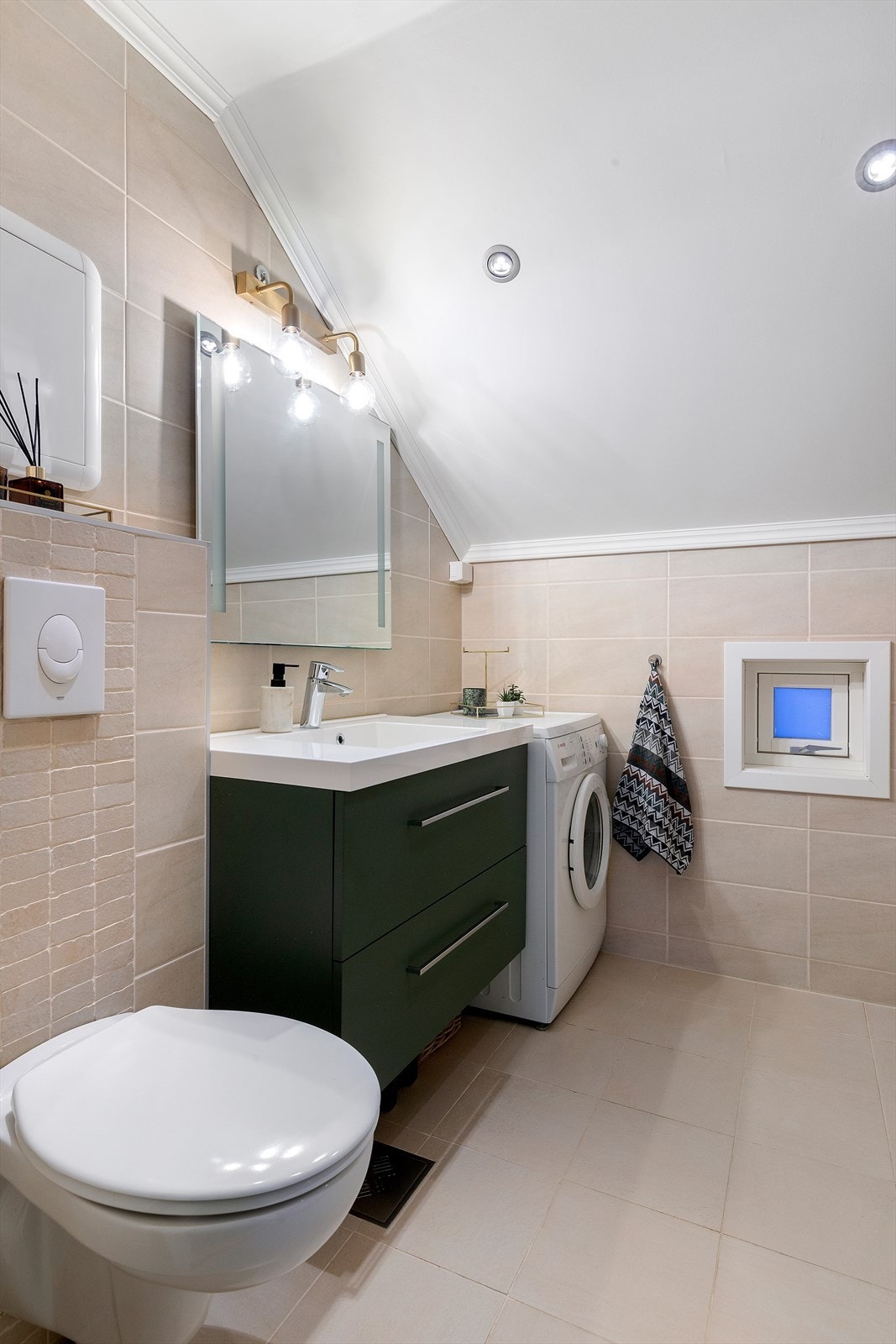 Ellers innredet med servant, wc, opplegg for vaskemaskin og - Galleribilde