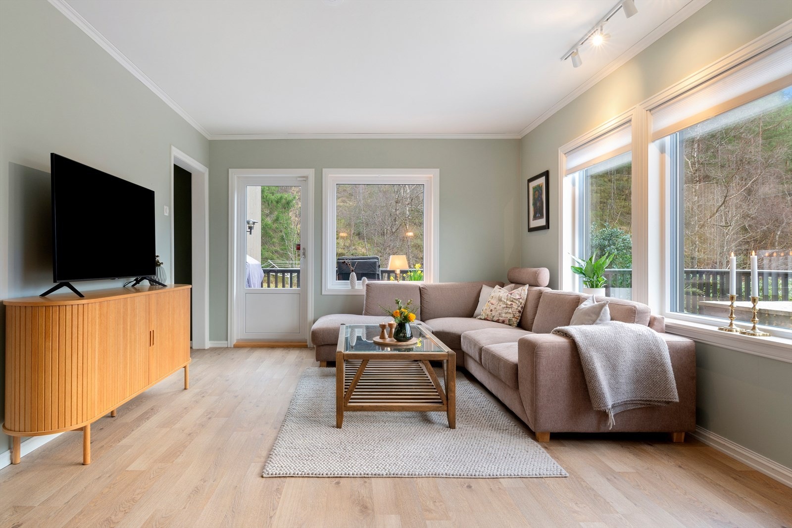 Det er utgang til terrassen fra stuen. Galleribilde