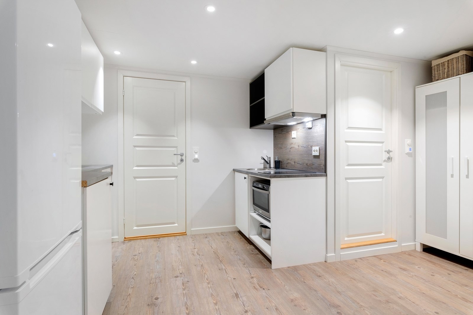 - noe som gjør at underetasjen nå utgjør en egen boenhet. Opprettelse av boenheter er søknadspliktig tiltak. Galleribilde