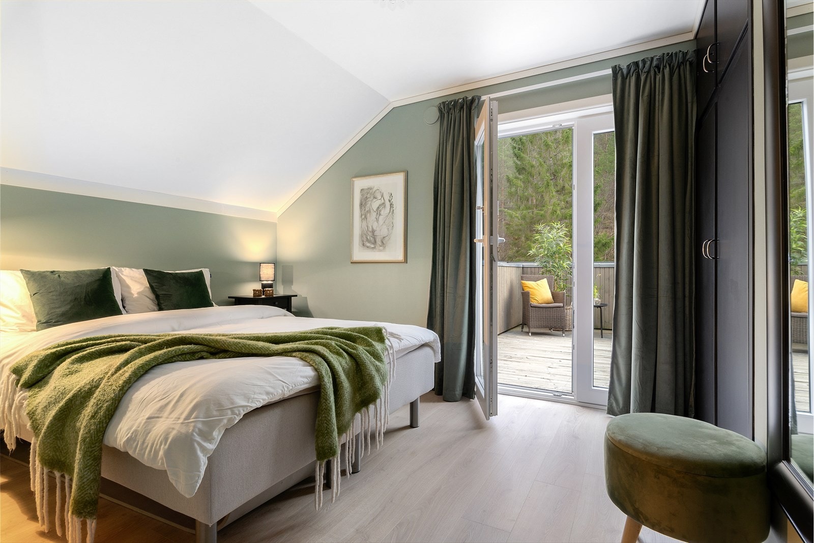 Stort hovedsoverom med innebygd garderobeløsning og utgang til takterrase. Galleribilde