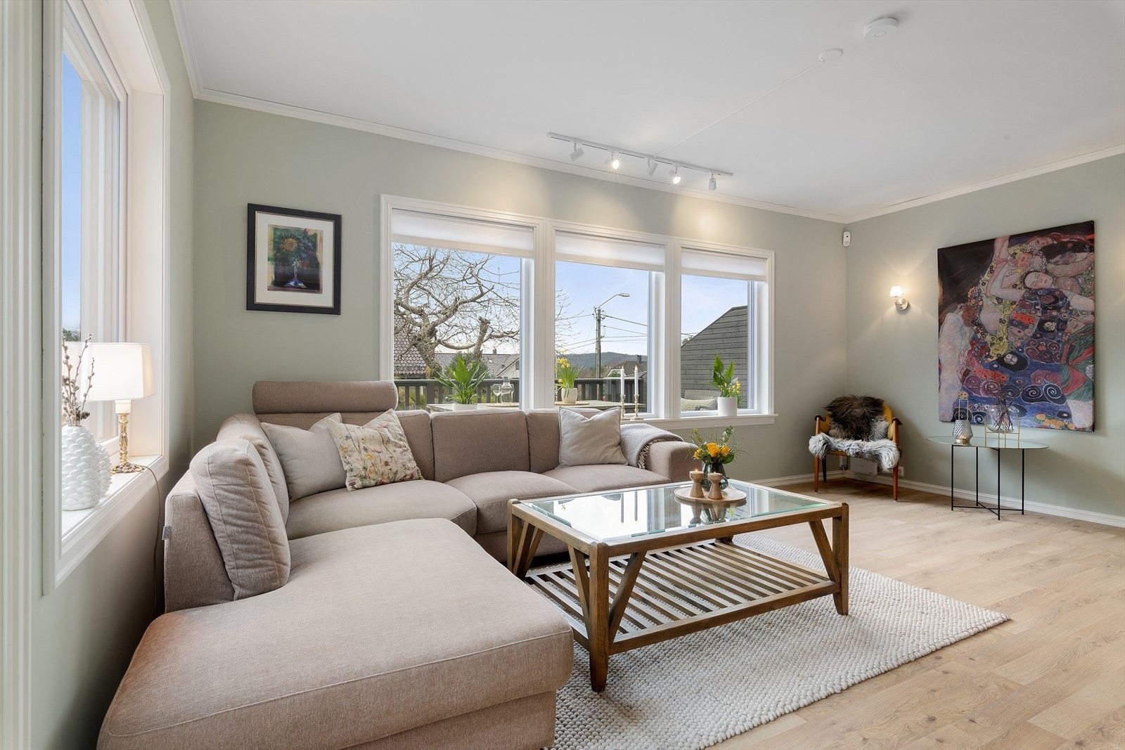 Fin stue med store vindusflater som sørger for mye naturlig lysinnslipp. Galleribilde