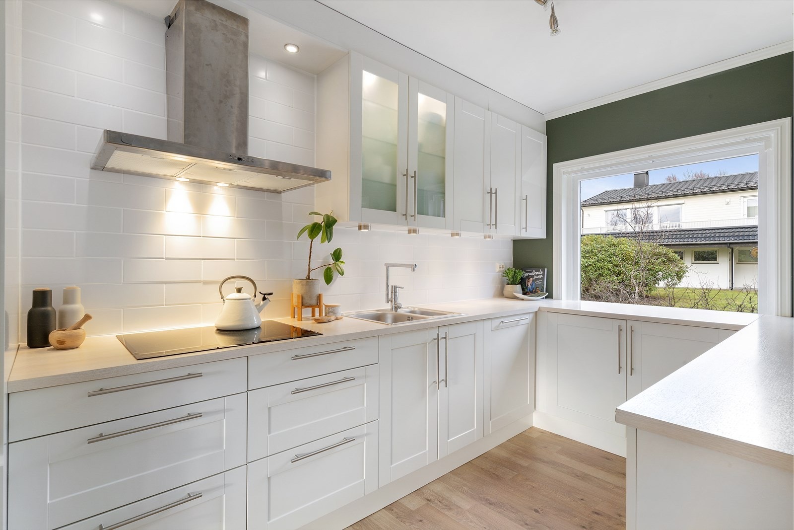 Lyst og fint kjøkken fra 2011, ned malte fronter og laminert benkeplate. Galleribilde