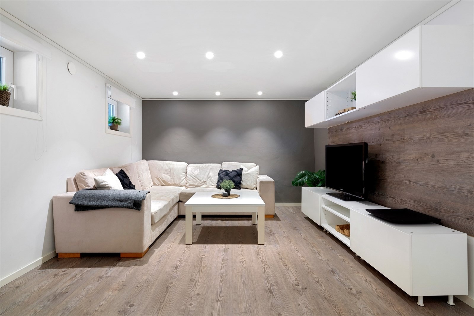 Underetasjen består i dag av entré/gang, kjøkken, stue, bad, wc-rom og en bod. Galleribilde