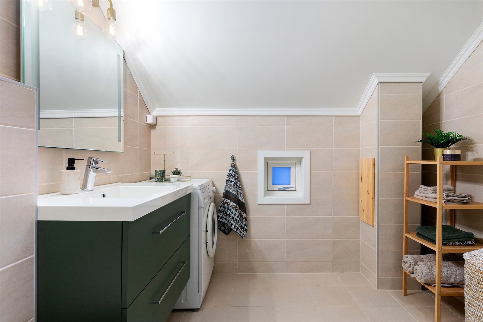 Helfliset bad med varmekabler i gulvet. Galleribilde