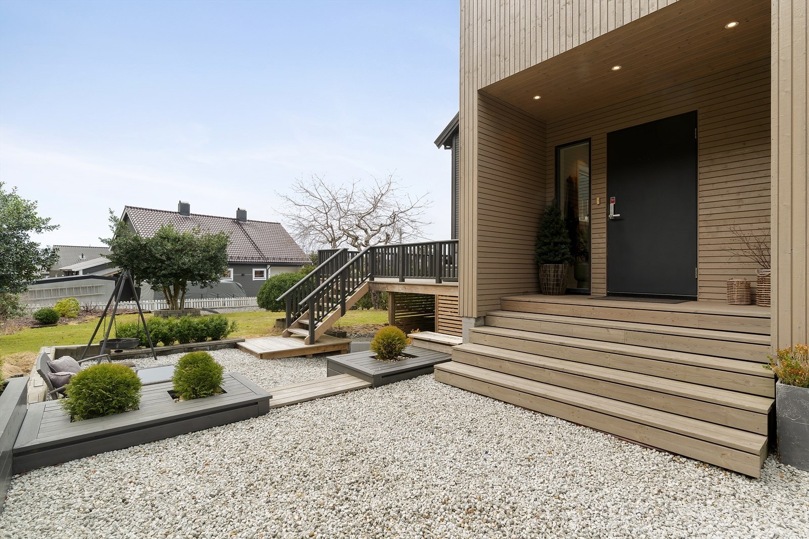 Innbydende, overbygd inngangsparti - velkommen inn! Galleribilde