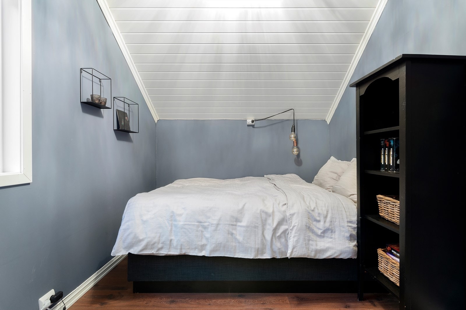 God plass til dobbeltseng og nattbord, skyvedørsgarderobe er her allerede. Galleribilde