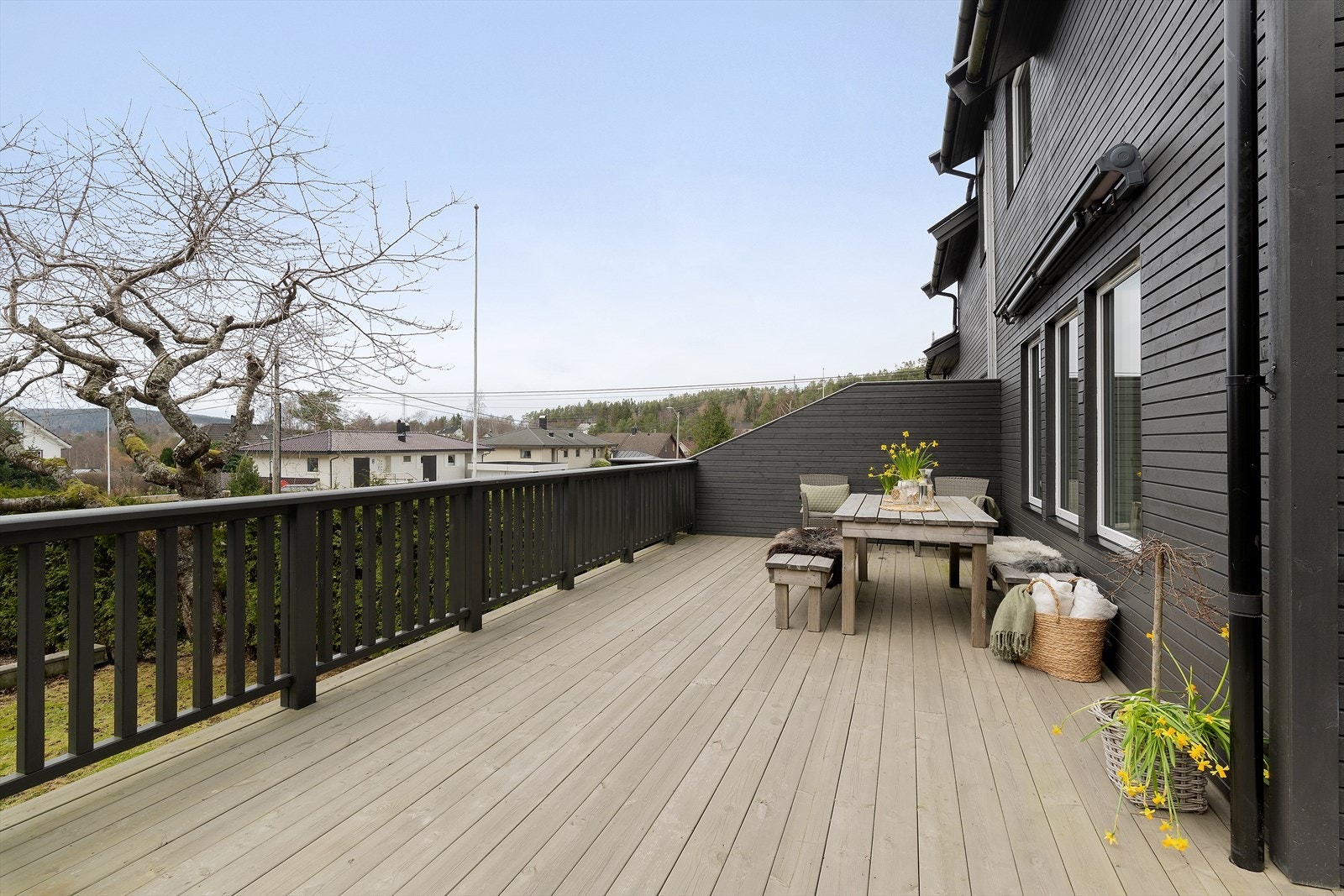 Terrassen rundt huset er på hele 37 kvm, og følger solen fra tidlig på formiddag til sent på kveld midtsommers. Galleribilde