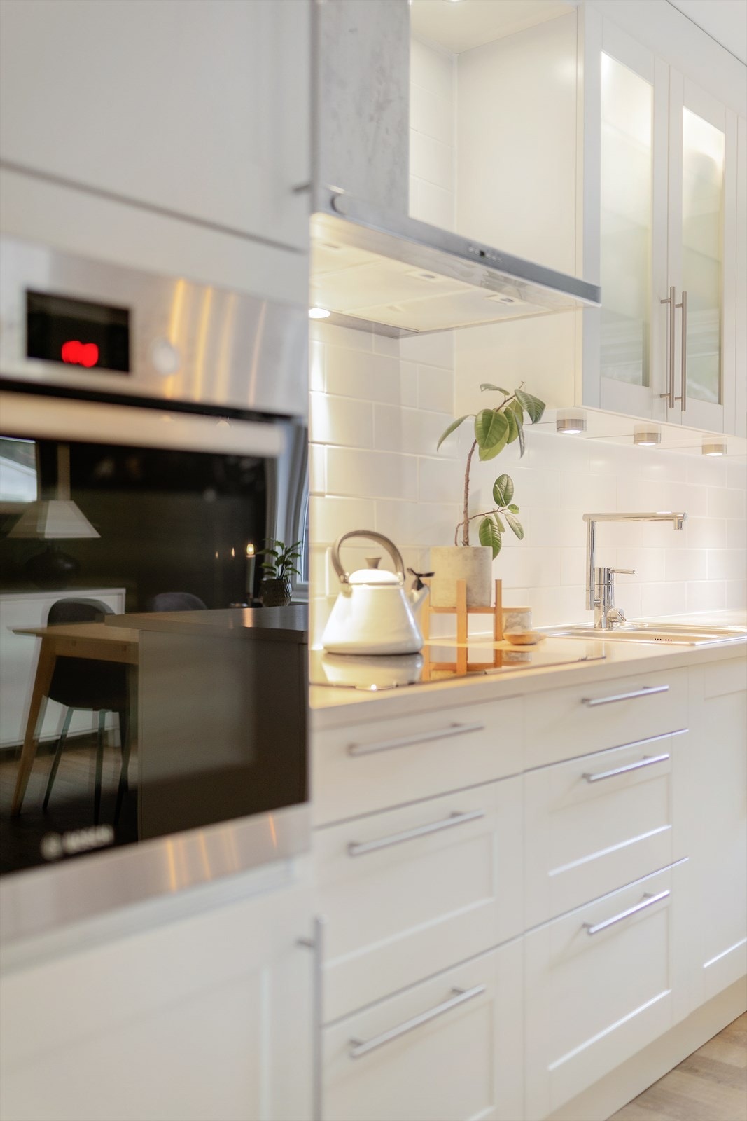 Integrerte hvitevarer som stekeovn, oppvaskmaskin og kjøle-/fryseskap medfølger også i handelen. Galleribilde