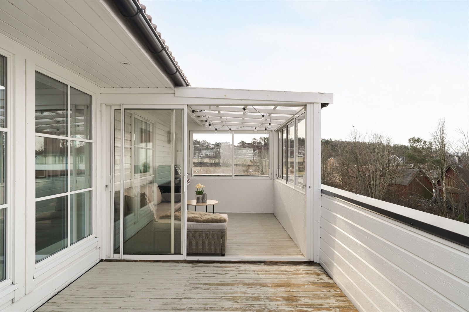 Leiligheten har en god intern beliggenhet i sameiet og disponerer en carport på bakkeplan. Galleribilde