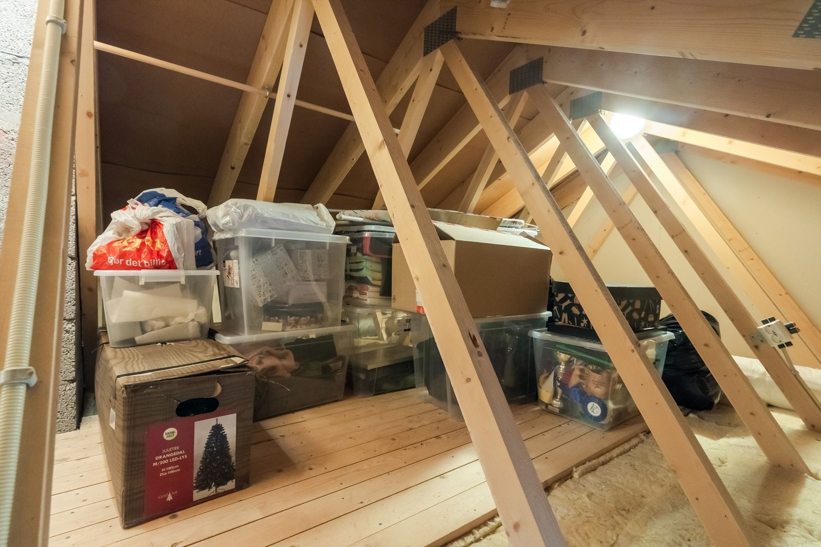 Praktisk lagringsplass på loft. Galleribilde