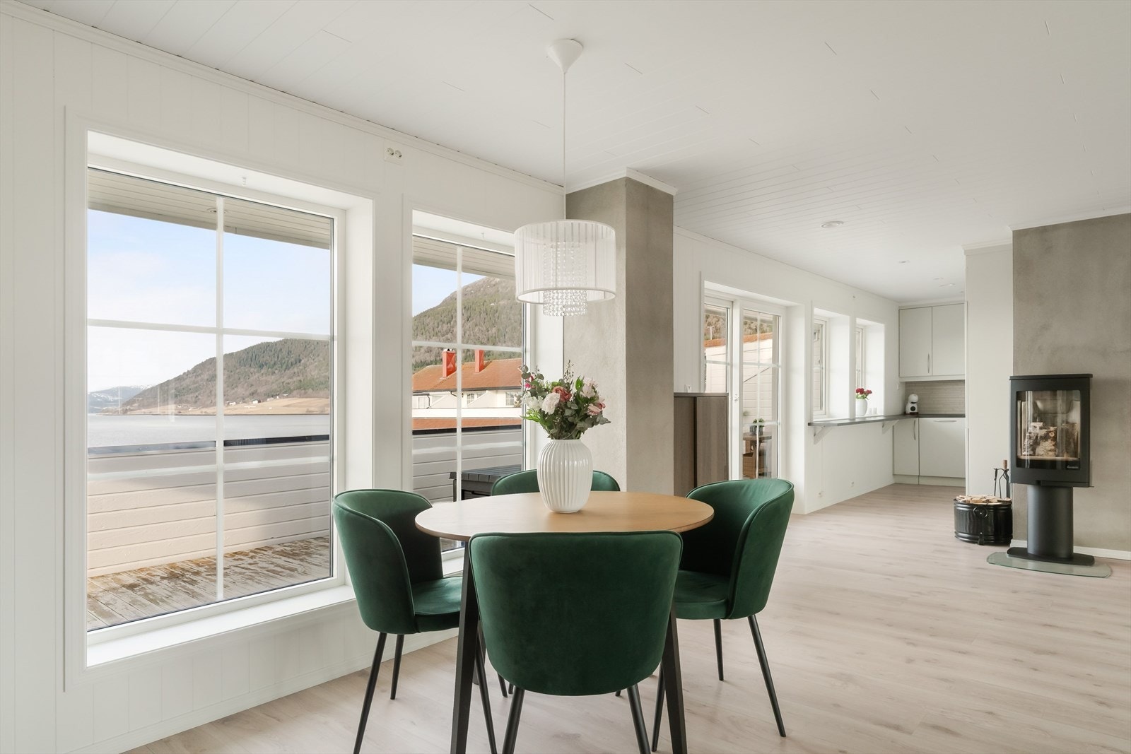 Fra stue/kjøkken er det utgang til en terrasse hvor deler er innglasset. Galleribilde