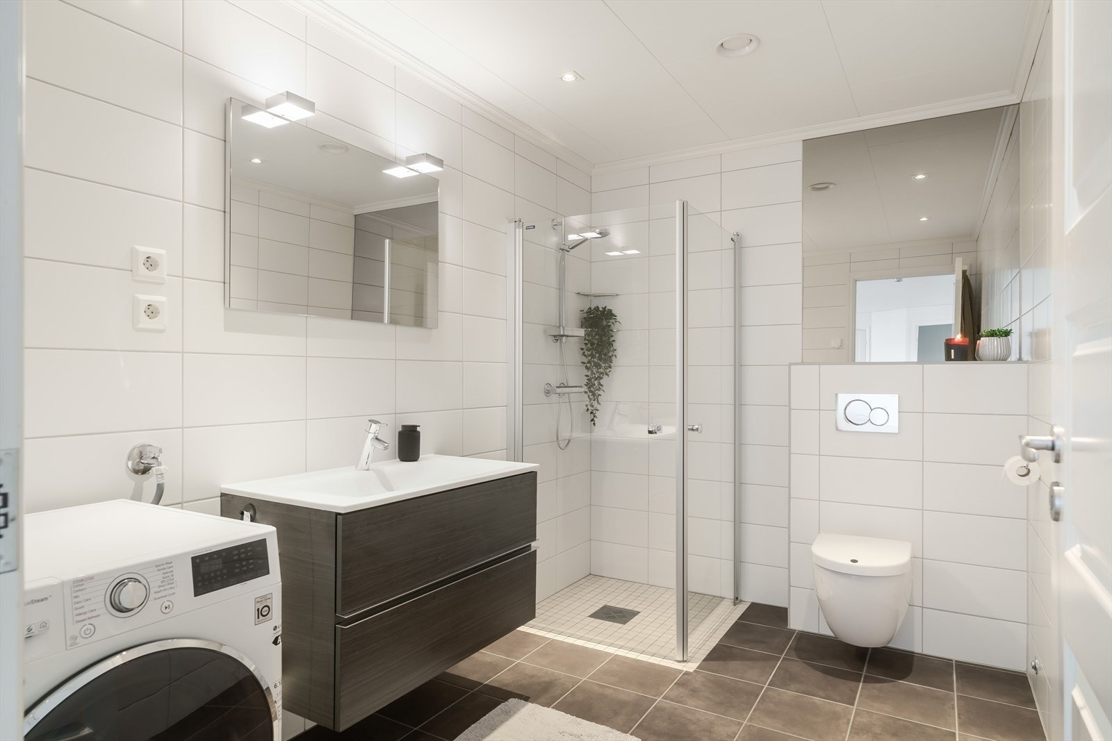 Badet har vannbåren gulvvarme og består av skap med servant, WC, vaskemaskin samt dusjhjørne. Galleribilde