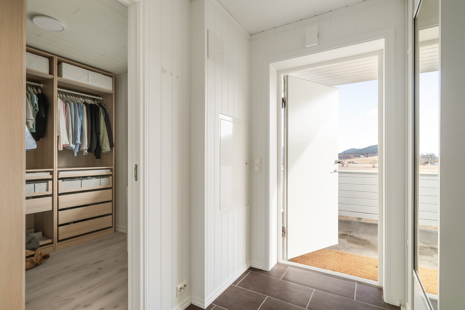 Flislagt entré. Galleribilde