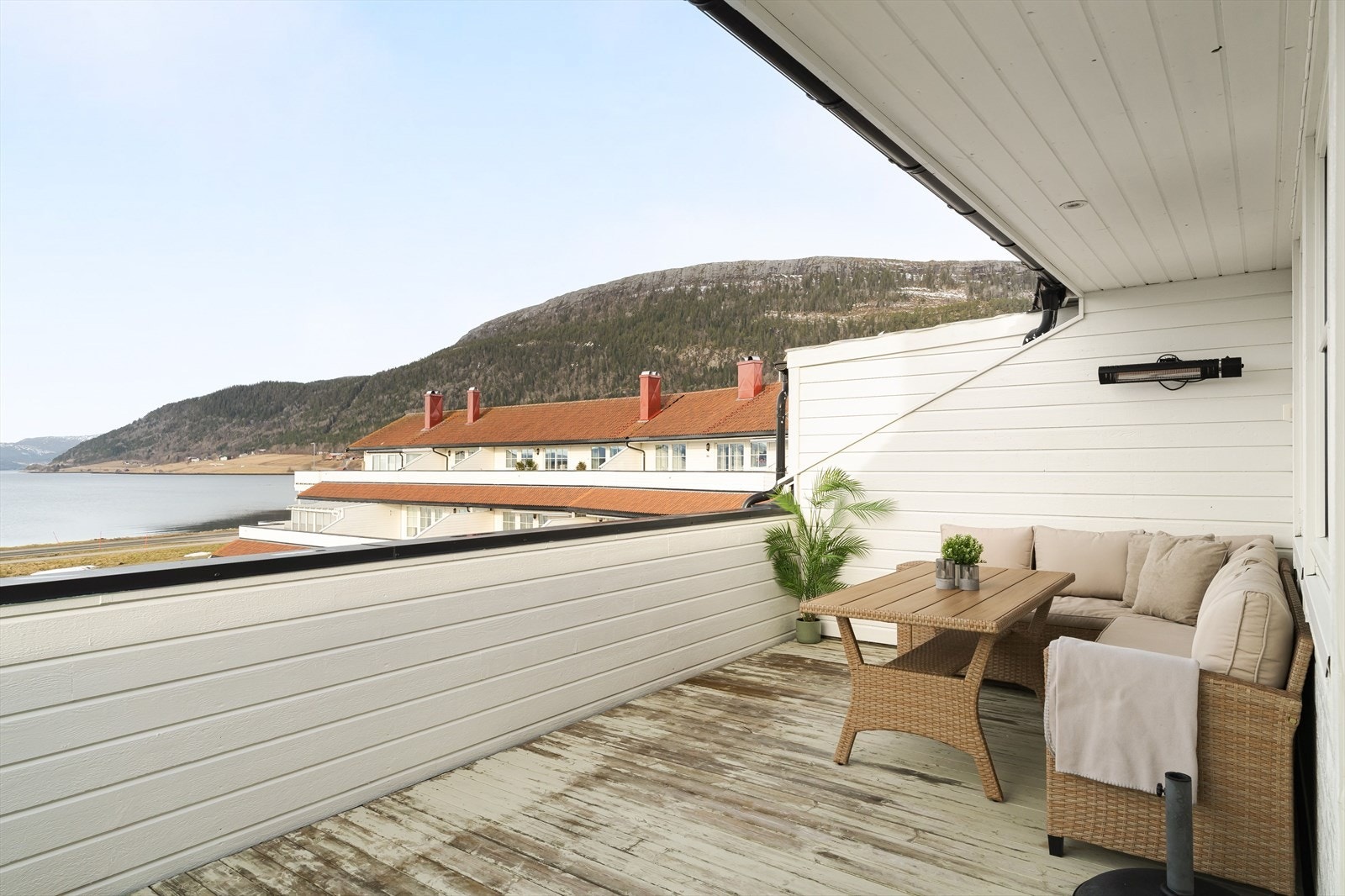 Terrassen er på ca. 25m², her vil du ha god plass til å møblere. Galleribilde